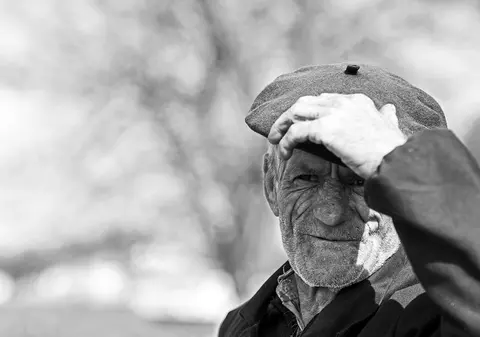 Cât de mult se trăiește la tine în județ? Diferența speranței de viață dintre Vâlcea și Satu Mare este de șapte ani, în extrema României se trăiește cât în Bangladesh!