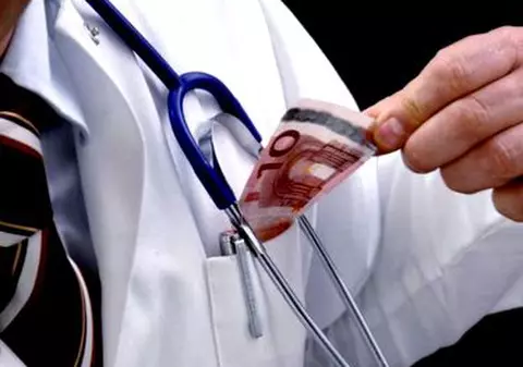 Un medic din Timișoara acuzat de corupție, obligat de instanță să muncească la piaţă