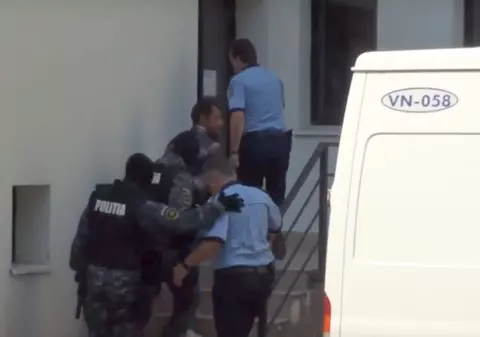 A luat o copilă de 11 ani de sub nasul familiei și a batjocorit-o. Părinții erau prea beți ca să înțeleagă ce se petrece!