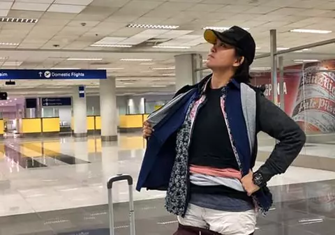 În numele tuturor pasagerilor care s-au gândit la asta! O tânără și-a pus pe multe straturi de haine când a urcat în avion pentru a evita să plătească taxa de bagaj