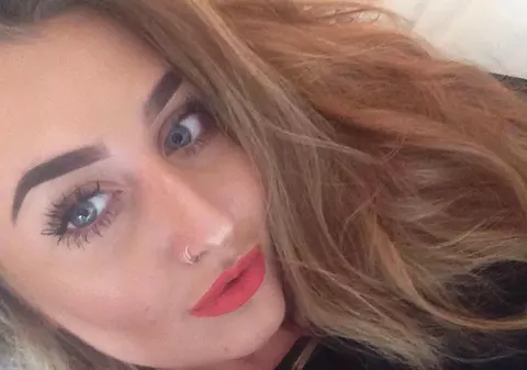 O tânără s-a sinucis după ce a găsit fotografii indecente cu copii în telefonul iubitului ei