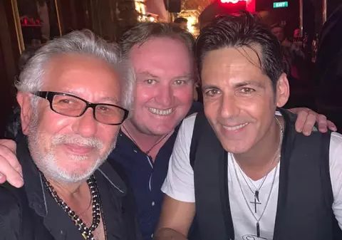 Bănică jr și-a serbat ziua cu ”porțile închise” A închiriat un bar cu pian la care le-a cântat privilegiaților