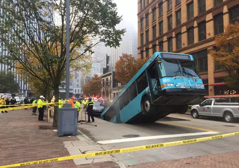 VIDEO | Un autobuz a căzut într-o groapă uriașă apărută pe șosea în Statele Unite