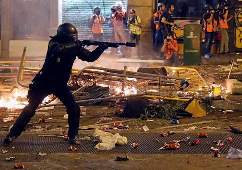 Violențe în Barcelona, după ce sute de mii de oameni au făcut grevă generală. Centrul orașului, scena confruntărilor dintre poliție și separatiști | VIDEO