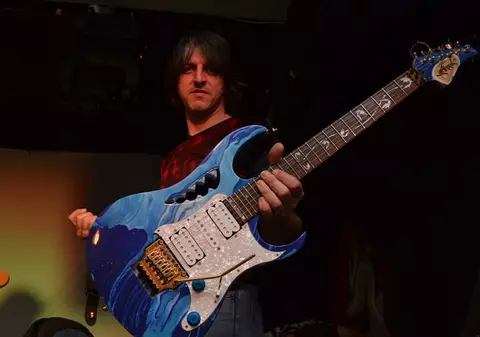 Povestea chitaristului român Mike Vlahopol, care a ajuns să cânte nu pentru public, ci pentru starurile rock-ului mondial. Are propria linie de instrumente!