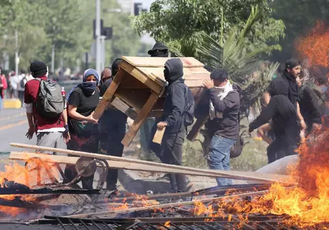Oameni arși de vii la protestele din Chile. Manifestanții nu voiau scumpirea biletelor de metrou