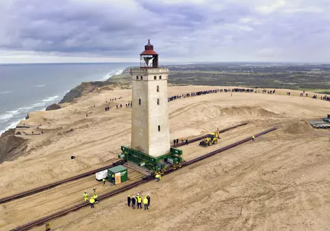 Momentul uimitor în care un far vechi de 120 de ani a fost mutat pentru a nu fi înghițit de mare