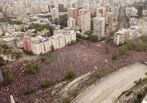Santiago de Chile, paralizat de cel mai mare protest din istoria țării. Peste un milion de oameni au ieșit în stradă
