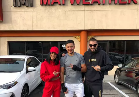 Adelina Pestrițu i-a făcut KO pe boxerii lui Mayweather Vedeta a făcut furori la faimosul club al campionului mondial
