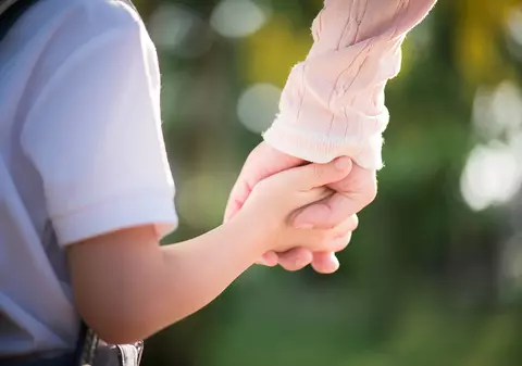 Judecătoarea care a umilit o femeie abuzată de partener n-a vrut să stabilească domiciliul copilului la mamă. Ce decizie a luat apoi un alt magistrat