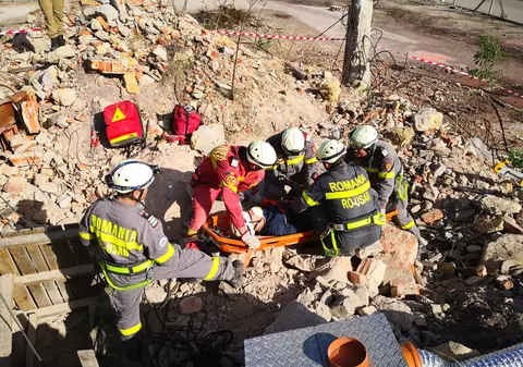 Salvatori români, în mijlocul dezastrului din Albania. Militarii au găsit sub dărâmături doi oameni care au murit îmbrățișați