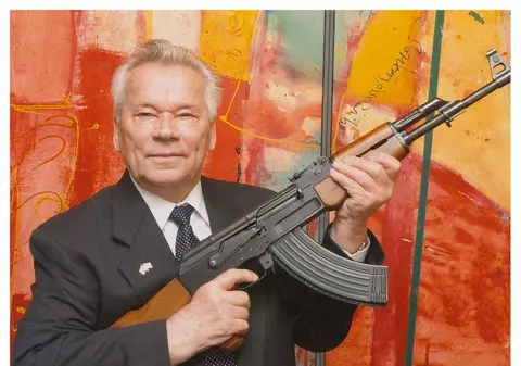 Rușii celebrează 100 de ani de la nașterea inventatorului puștii Kalașnikov