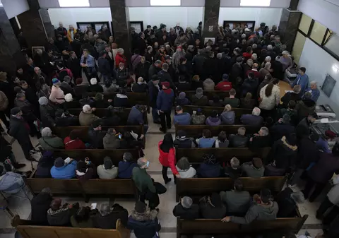 Victimele Revoluţiei, revoltate de aglomeraţia de la Curtea Supremă: "Asta e umilinţă şi batjocură!"