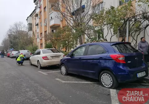 Douăzeci și cinci de mașini cu anvelopele tăiate, la Craiova. Se caută făptașii / VIDEO