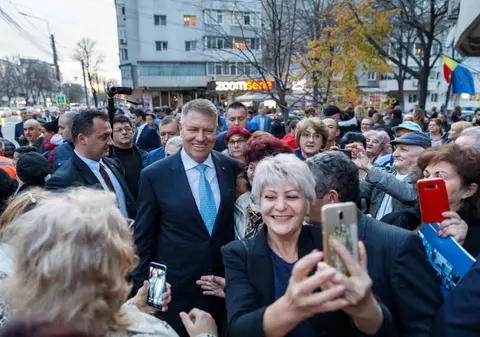 Ce va face Klaus Iohannis în campania pentru turul doi. Deplasări în şase judeţe şi mai multe ieşiri publice (surse)