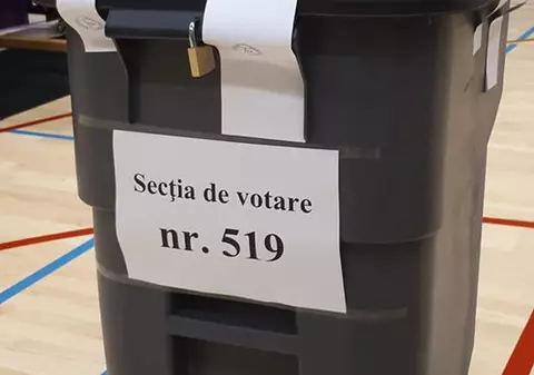 Românii din Olanda votează în pubele de gunoi! Ambasada: „Acestea sunt urnele puse la dispoziție de primăriile olandeze”