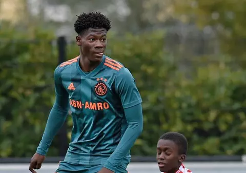 Imaginea anului în fotbal: duelul dintre David Easmon, de la Ajax, și adversarul său de la Sparta Rotterdam. Se presupune că juniorii au sub 15 ani!
