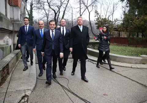 FOTO | Klaus Iohannis, şedinţă cu echipa de campanie, la sediul PNL. Şeful statului i-a întrebat pe jurnalişti dacă au votat