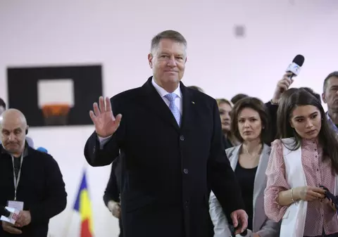 Klaus Iohannis, după ce și-a exercitat dreptul la vot: "Astăzi este ziua campionilor cu ştampila VOTAT în mână"