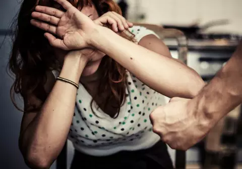 Româncă atacată cu acid în Cipru de soțul de care divorțase. Femeia are arsuri grave pe aproape jumătate din suprafața corpului