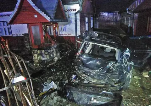 O persoană a murit, iar alta a fost rănită grav într-un accident la Putna. Mașina în care se aflau a întrat în gardul unei case