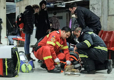 Incident grav la stația de metrou Universitate. Unui bărbat i-a căzut un geam în cap pe scările rulante! Reacția Metrorex