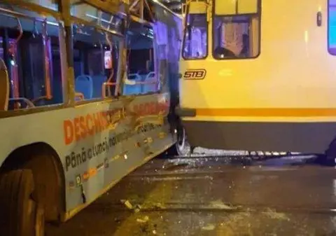 Accident în zona Piața Presei, la capătul liniei 41. Un tramvai a lovit un autobuz al liniei 641