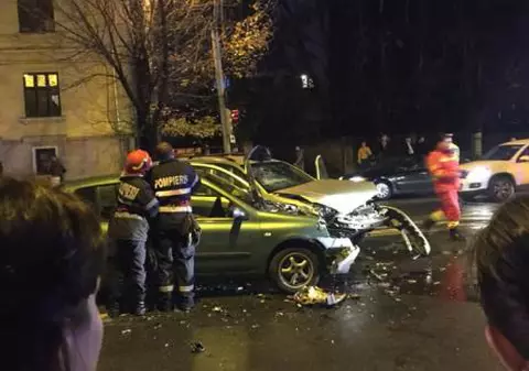 O șoferiță de 74 de ani a trecut pe roșu și a băgat trei oameni în spital. Printre victime este și un copil de 10 ani