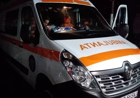 VIDEO | Ambulanță din Brăila, atacată cu pietre. Scandalagiii protestau în cazul tinerei moarte la o lună după naștere