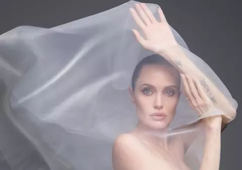 Angelina Jolie a pozat nud pentru revista Harper's Bazaar și a vorbit despre rănile fizice şi sufleteşti pe care le are