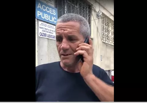VIDEO | Bărbat din Brăila, filmat în faţa sediului Poliţiei când cerea să fie arestat "pentru că s-a săturat de viaţă". De ce a deschis IPJ Brăila o anchetă în acest caz