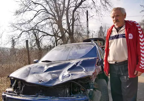 Bărbatul care a spulberat ursul în Harghita a rămas fără mașină și nu are cu ce să-și transporte cei șase copii. „Tare s-au bucurat că se interesează cineva și de ei”