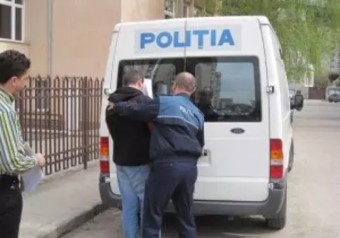 Nu a respectat ordinul de restricție și l-a incendiat pe iubitul soției sale. Bărbatul, în custodia poliției