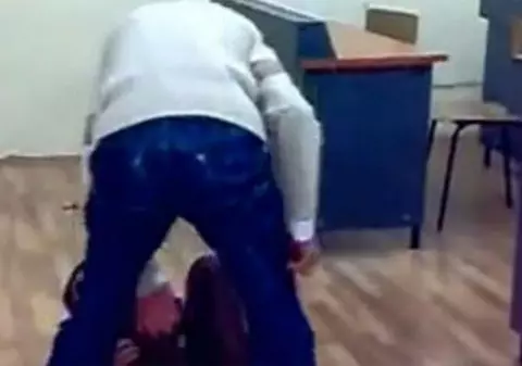 Un profesor din Săcele a bătut un elev până când acesta a făcut pe el, din pricina unui câine!