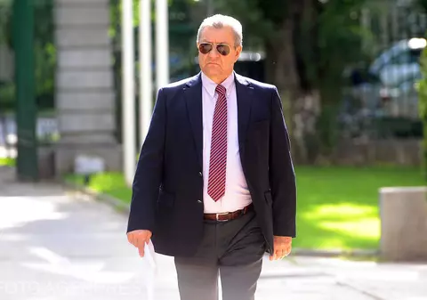 A murit Bogdan Niculescu Duvăz, fost ministru în Guvernele Roman, Ciorbea şi Năstase. Fostul politician avea 70 de ani