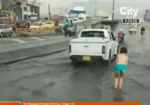 Gestul făcut de o femeie din Columbia în mijlocul unei străzi inundate. Înregistrarea a devenit virală