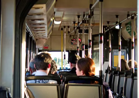 Elevii din Constanța au dat în judecată Guvernul pentru că nu le acordă reduceri la transport