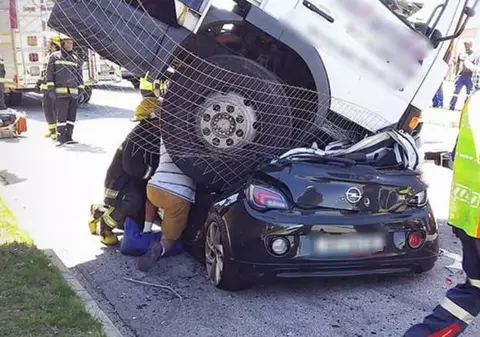 O femeie a scăpat miraculos cu viață după ce un camion a căzut pe mașina ei!