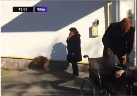 Un bărbat invalid din Sibiu s-a târât singur pe trepte pentru a ajunge la vot: ”Numai să-mi coborâți căruțul... ”