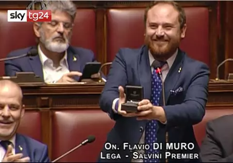 Un deputat italian și-a cerut iubita de soție în plenul Parlamentului. Ce a urmat este incredibil