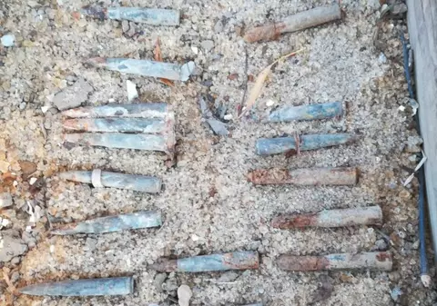 Doi copii au găsit mai multe cartușe pe malul Mureșului, în Arad. În zonă s-a descoperit și o grenadă!