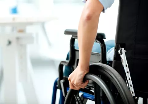 Libertatea te ajută | Cine  are dreptul să primească indemnizație pentru însoțitor. Ce spune legea