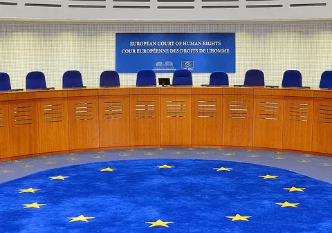 Acuzat ținut în cușcă în fața instanței. Cazul a ajuns la CEDO