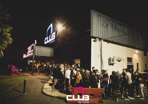 O tânără a născut pe ringul de dans dintr-un club din Franța. Ce au decis reprezentanții clubului pentru bebeluș