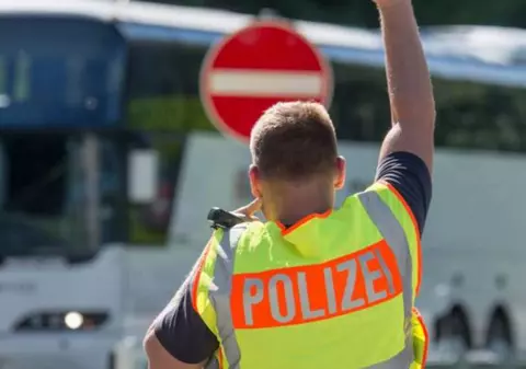 Doi români au fost arestați în Germania. Unul era căutat de patru ani, celălalt avea interdicție de intrare în această țară
