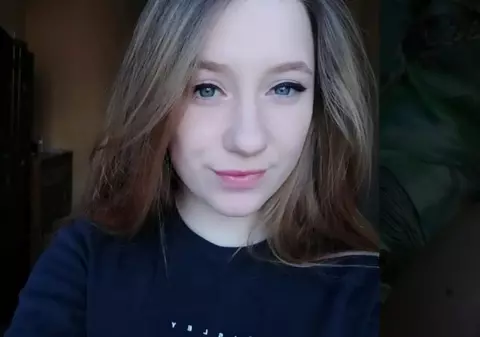 O elevă a murit după ce s-a dus la culcare fără să le spună părinților că a fost înjunghiată