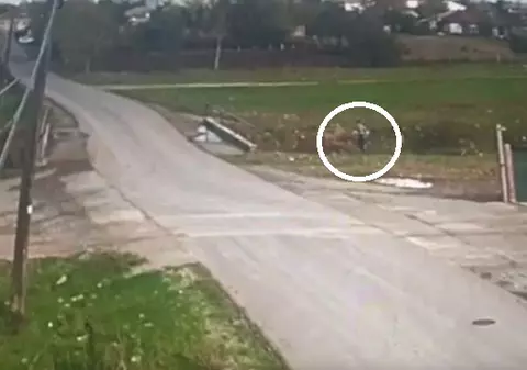 Ultimele clipe din viața lui Iulian. Camerele de luat vederi l-au surprins pe băiețelul dispărut din Pecineaga înainte să cadă în bazin