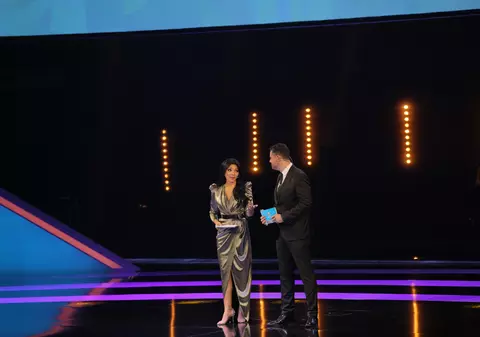 Corina Caragea a strălucit la tragerea la sorți a Euro 2020. Antrenorii au pozat pe grupe cu trofeul! Cele mai spectaculoase imagini / FOTO