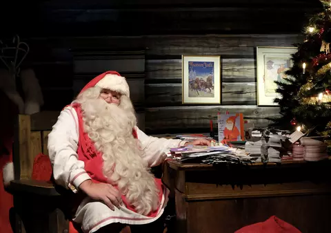 Ce a scris o fetiță de 10 ani într-o scrisoare cu dorințe de Crăciun. "Un iPhone 11, o poșetă Chanel și 4.000 de dolari"