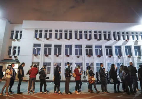 Coadă la o secție de votare din Regie cu o oră înaintea închiderii urnelor